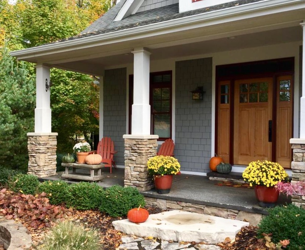 Example of a transitional home design design in Chicago