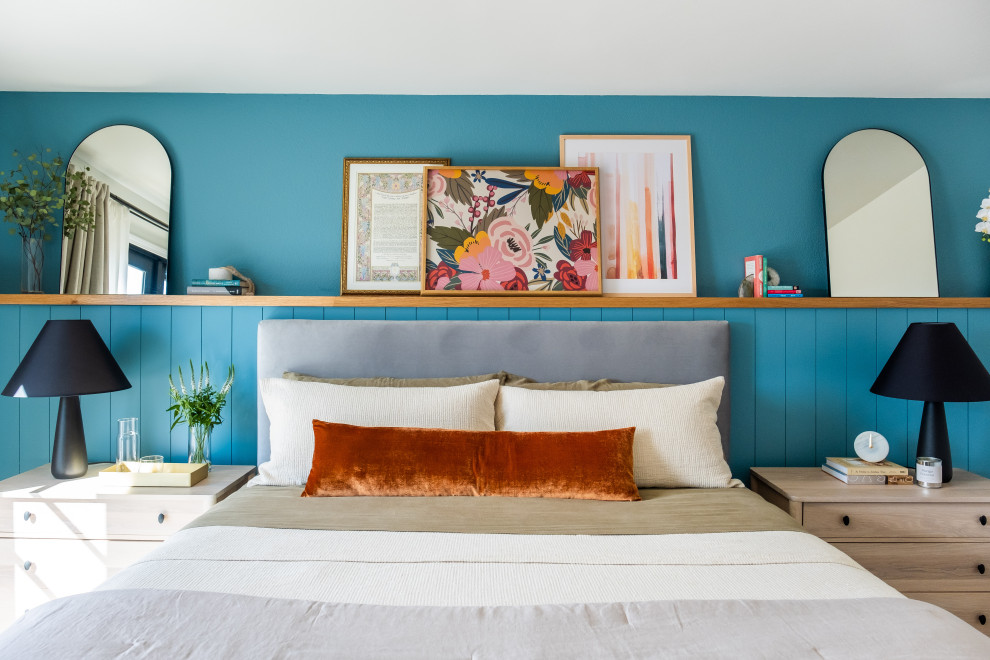 Идея дизайна: хозяйская спальня среднего размера в морском стиле с синими стенами, светлым паркетным полом, коричневым полом и стенами из вагонки