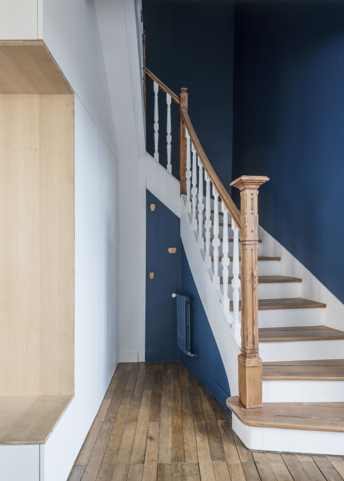 Idée de décoration pour un escalier courbe design de taille moyenne avec des marches en bois.