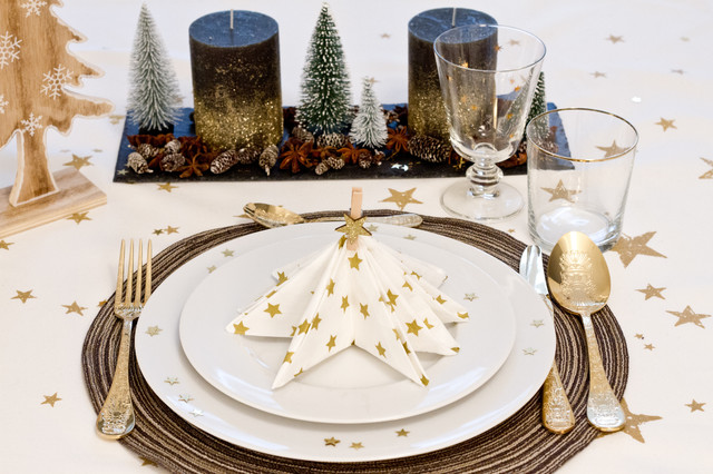 Enkelt pyssel – dekorera med vikta servetter på julbordet