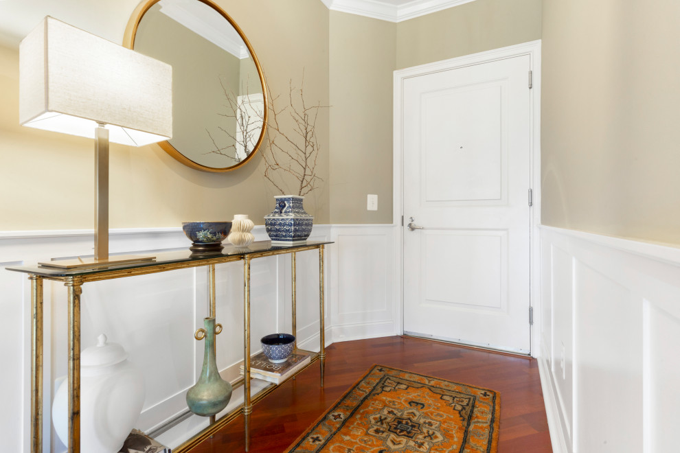 Kleine Klassische Haustür mit beiger Wandfarbe, braunem Holzboden, Einzeltür, weißer Haustür, braunem Boden und vertäfelten Wänden in Philadelphia