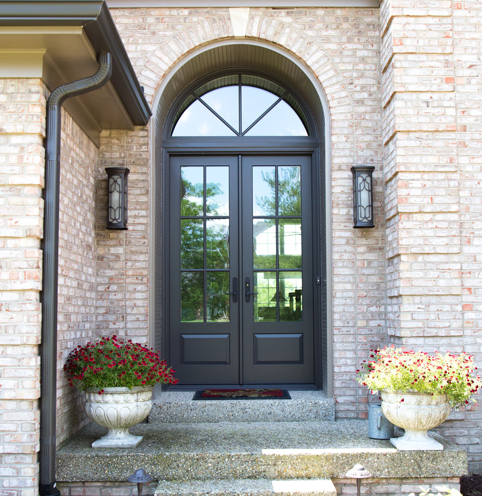 Transitional entryway photo in Louisville