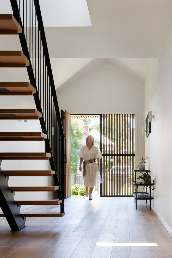 Стильный дизайн: прямая металлическая лестница среднего размера в современном стиле с деревянными ступенями и металлическими перилами - последний тренд