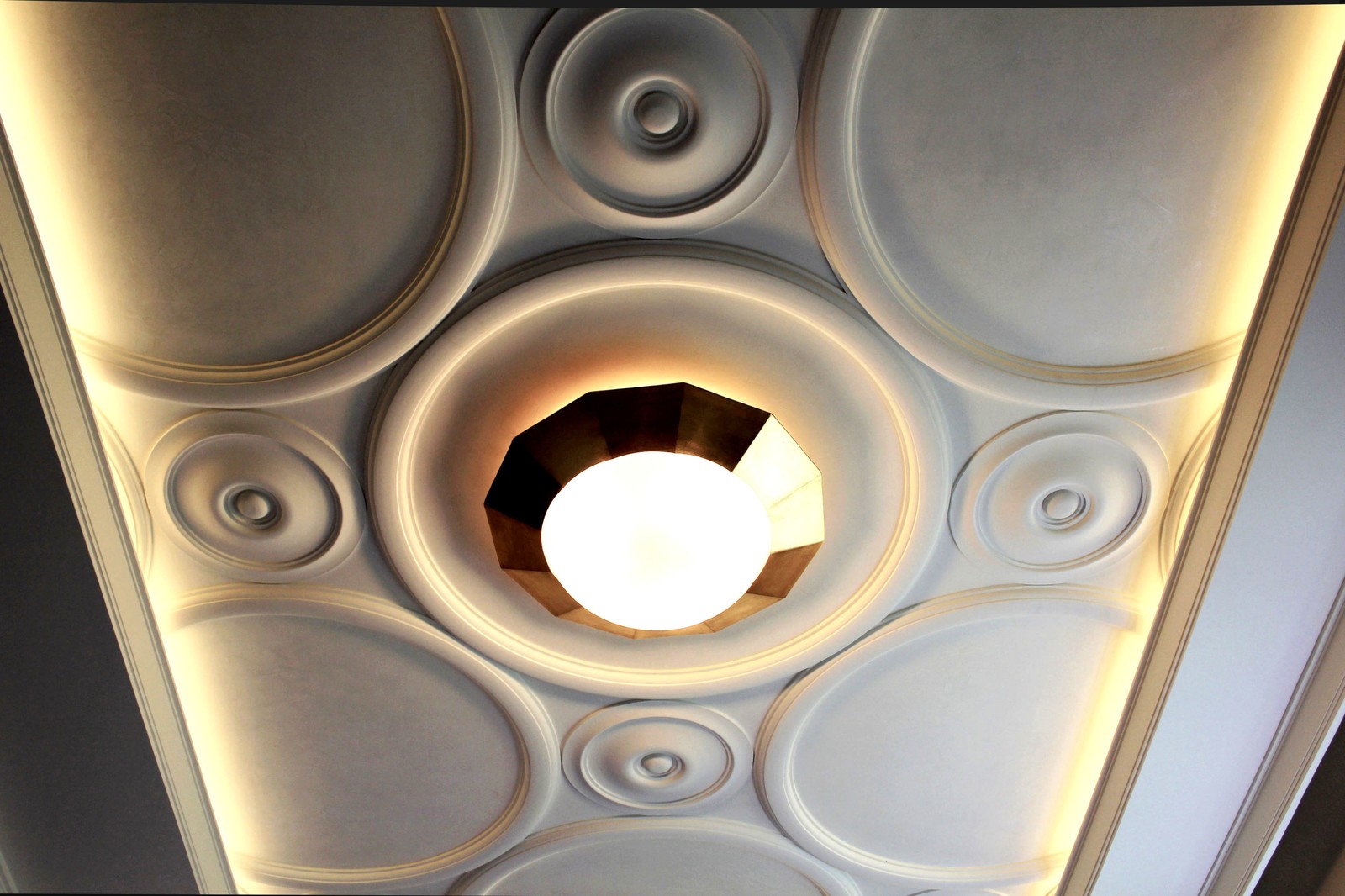 Потолочная гипсовая лепнина