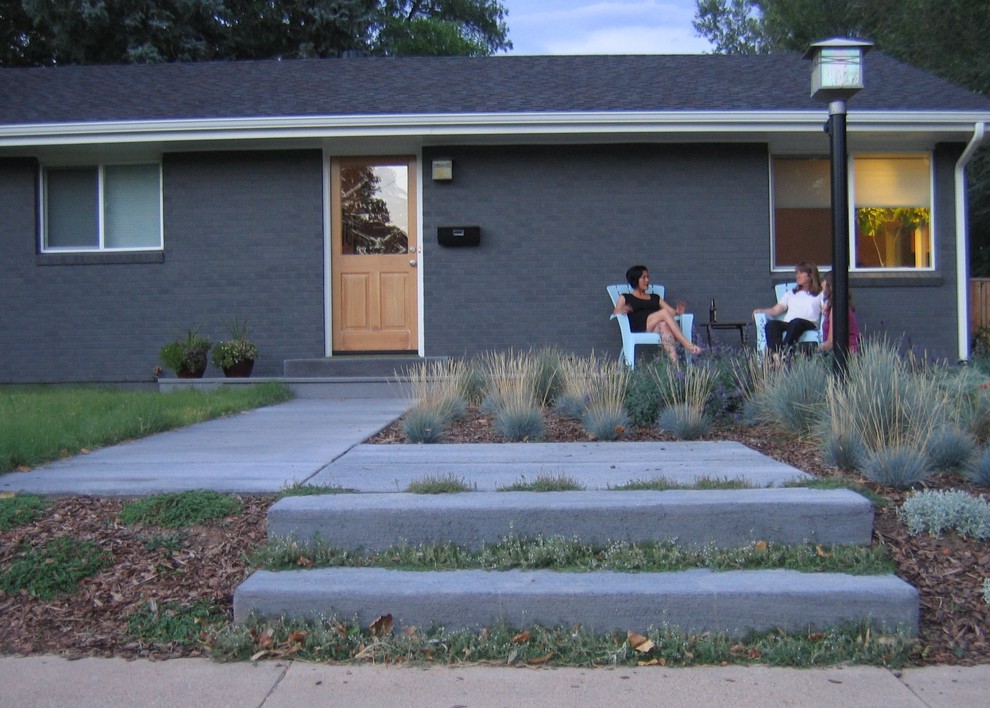 Design ideas for a mid-sized traditional front yard garden in Denver.