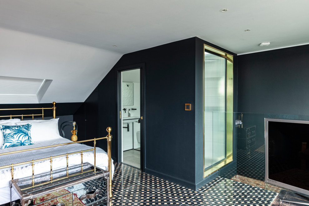 Идея дизайна: главная, серо-белая ванная комната среднего размера в современном стиле с черными фасадами, открытым душем, инсталляцией, белой плиткой, керамогранитной плиткой, белыми стенами, полом из цементной плитки, раковиной с пьедесталом, серым полом, открытым душем, акцентной стеной, тумбой под одну раковину и напольной тумбой