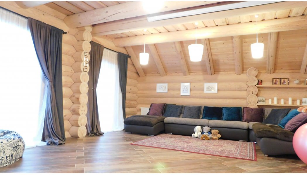 Дом в стиле шале из оцилиндрованного бревна 280 мм