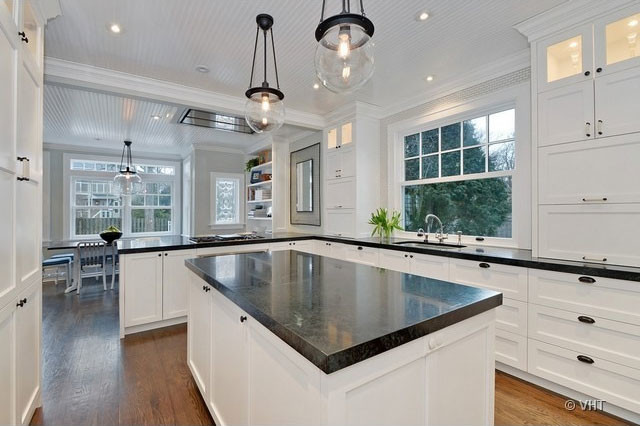 Inspiration for a transitional kitchen remodel in Chicago