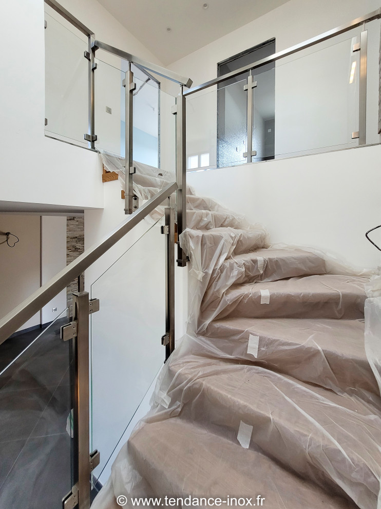 Imagen de escalera en L moderna de tamaño medio con barandilla de vidrio