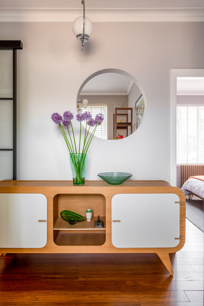 Источник вдохновения для домашнего уюта: узкая прихожая среднего размера: освещение в стиле фьюжн с серыми стенами, полом из бамбука и коричневым полом