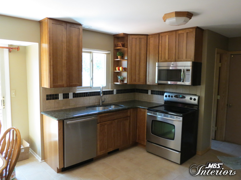 Eat-in kitchen - transitional l-shaped eat-in kitchen idea with shaker cabinets, laminate countertops, beige backsplash and stainless steel appliances