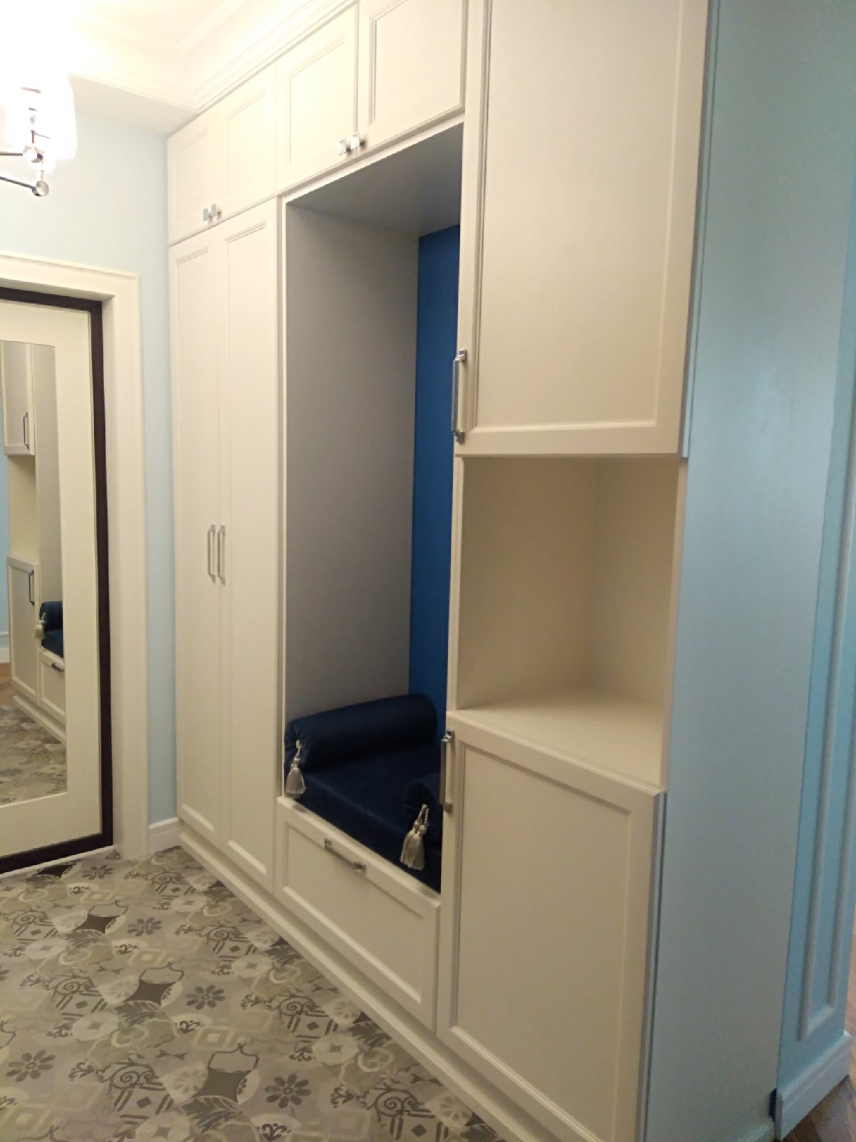 Шкаф в прихожую из массива дуба