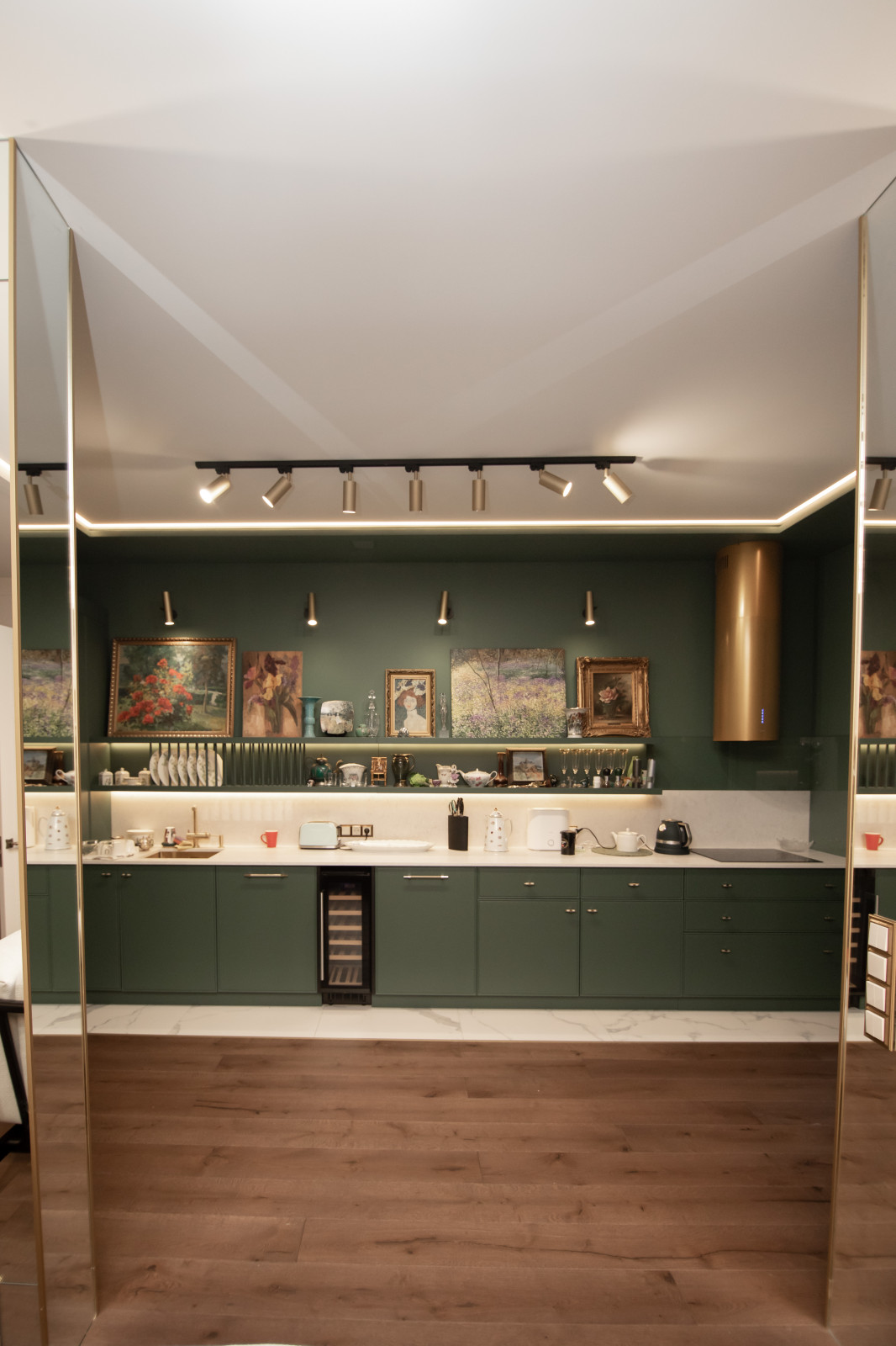 Стильная неоклассическая кухня в темно-изумрудном цвете