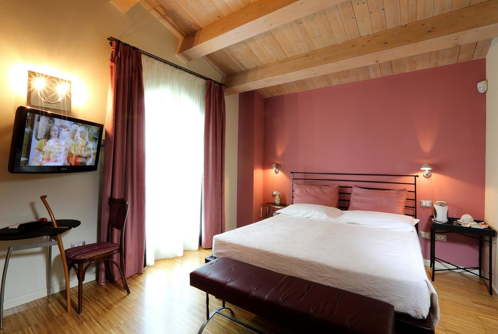 Источник вдохновения для домашнего уюта: хозяйская спальня среднего размера в стиле модернизм с розовыми стенами, паркетным полом среднего тона и бежевым полом