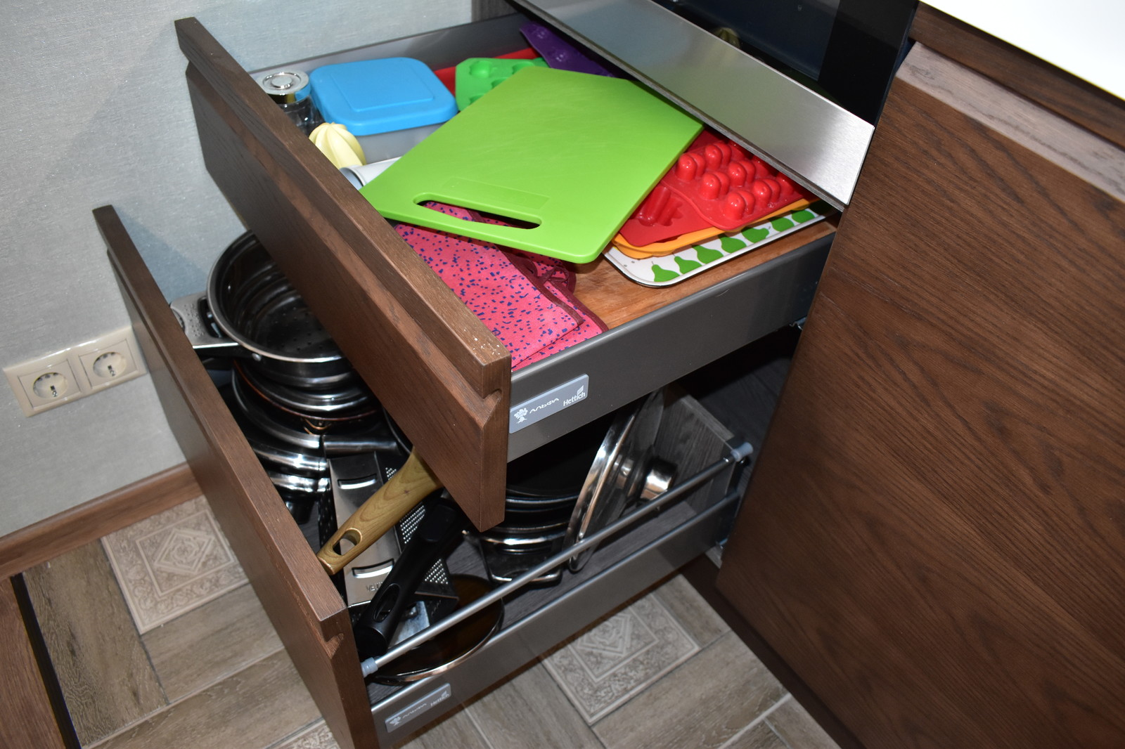 Кухня Пиано с интегрированной ручкой в фасад. Материал шпонированный МДФ