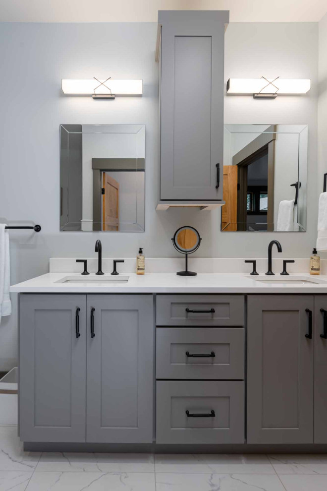 Inspiration for a mid-sized transitional bathroom remodel