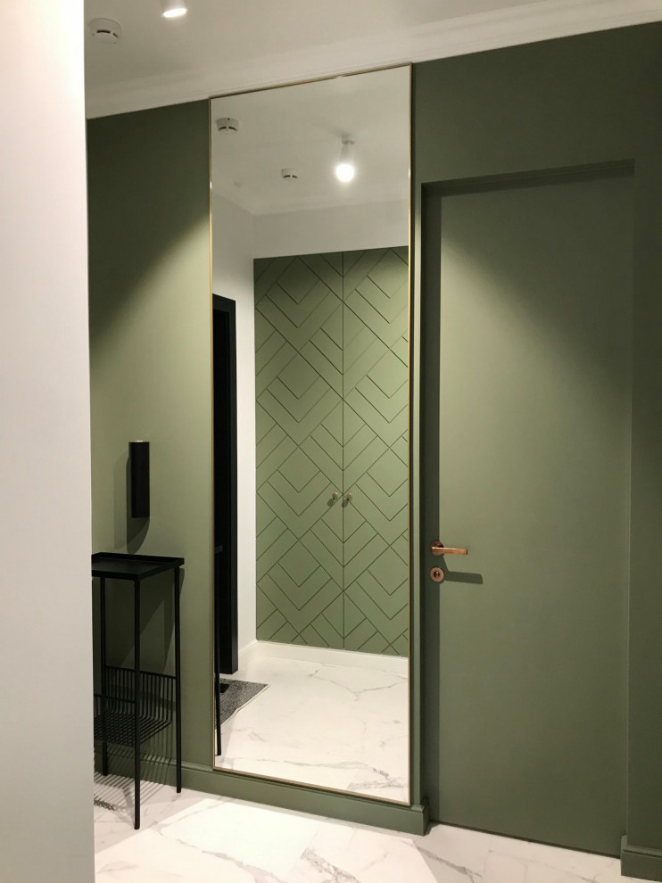 Зеркало в прихожую в латунной рамке