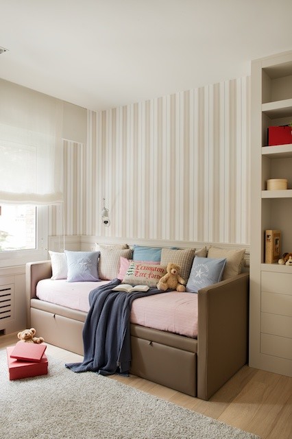 Ejemplo de dormitorio infantil de 4 a 10 años escandinavo de tamaño medio con paredes multicolor y suelo de madera en tonos medios