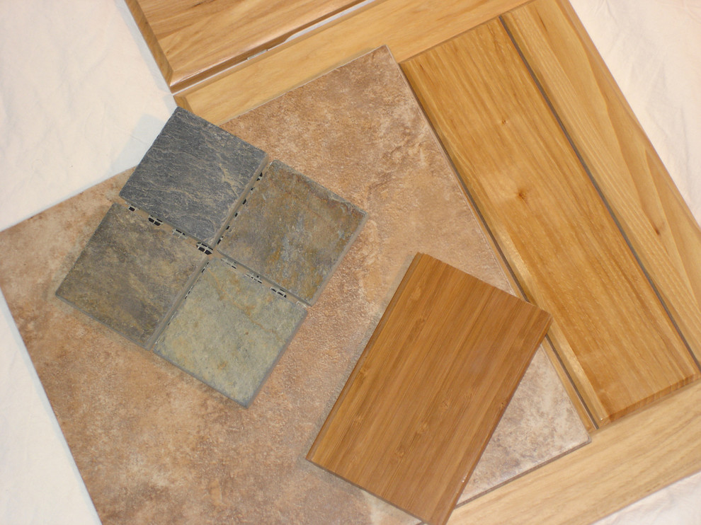 Example of a mid-sized mountain style u-shaped bamboo floor eat-in kitchen design in Seattle with an undermount sink, tile countertops, stone tile backsplash, stainless steel appliances and an island