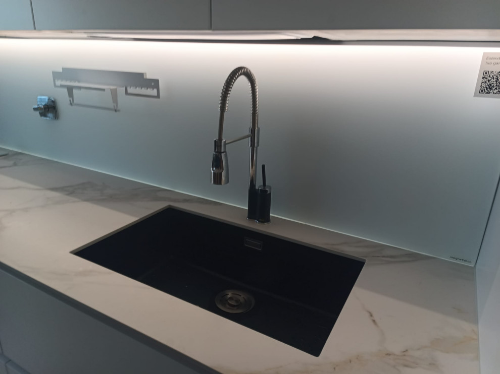 Cucina Laccato Opaco Bianco c/Neolith e Magnetolab