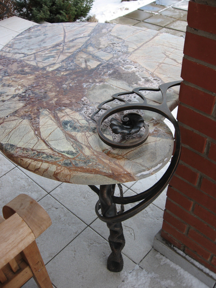 Стол с ракушкой