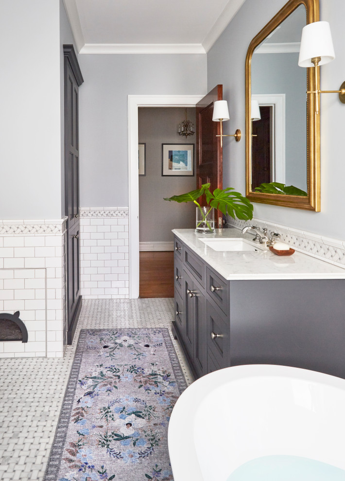 Exempel på ett mellanstort klassiskt vit vitt en-suite badrum, med skåp i shakerstil, grå skåp, ett fristående badkar, en öppen dusch, en toalettstol med hel cisternkåpa, vit kakel, cementkakel, grå väggar, mosaikgolv, ett nedsänkt handfat, bänkskiva i kvartsit, vitt golv och med dusch som är öppen