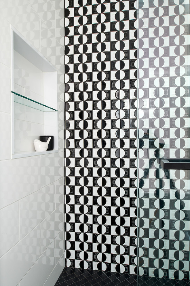 Idéer för ett stort modernt vit en-suite badrum, med luckor med upphöjd panel, svarta skåp, svart och vit kakel, keramikplattor, vita väggar, klinkergolv i porslin, ett undermonterad handfat, bänkskiva i kvarts, svart golv och dusch med skjutdörr