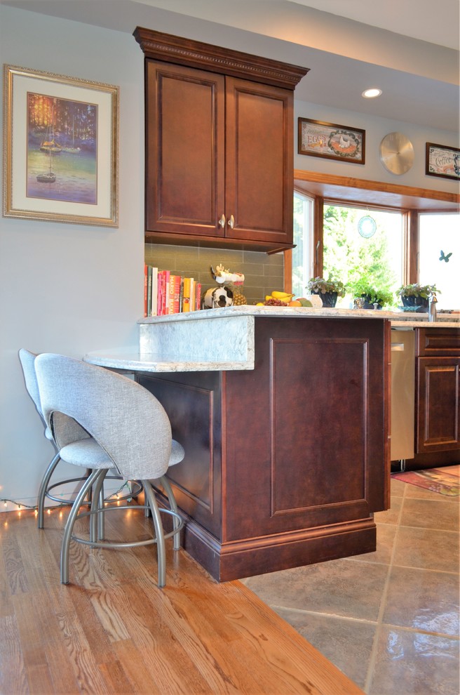 Kitchen - transitional kitchen idea in New York