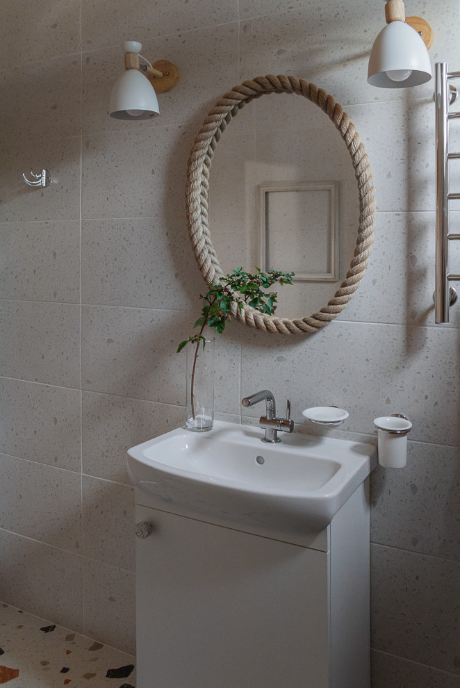 Источник вдохновения для домашнего уюта: маленькая серо-белая ванная комната в скандинавском стиле с плоскими фасадами, белыми фасадами, угловым душем, унитазом-моноблоком, разноцветной плиткой, керамогранитной плиткой, бежевыми стенами, полом из керамогранита, душевой кабиной, накладной раковиной, разноцветным полом, шторкой для ванной, зеркалом с подсветкой, тумбой под одну раковину, напольной тумбой и деревянным потолком для на участке и в саду