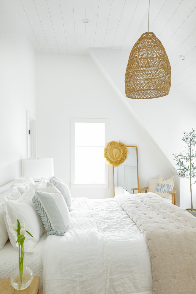 Großes Maritimes Hauptschlafzimmer mit weißer Wandfarbe, hellem Holzboden, braunem Boden und Holzdielendecke in Sonstige