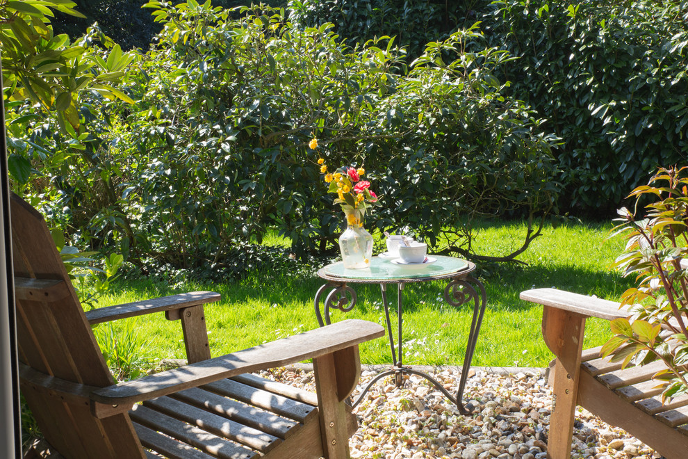 Inspiration for a mid-sized backyard patio in Le Havre with gravel.