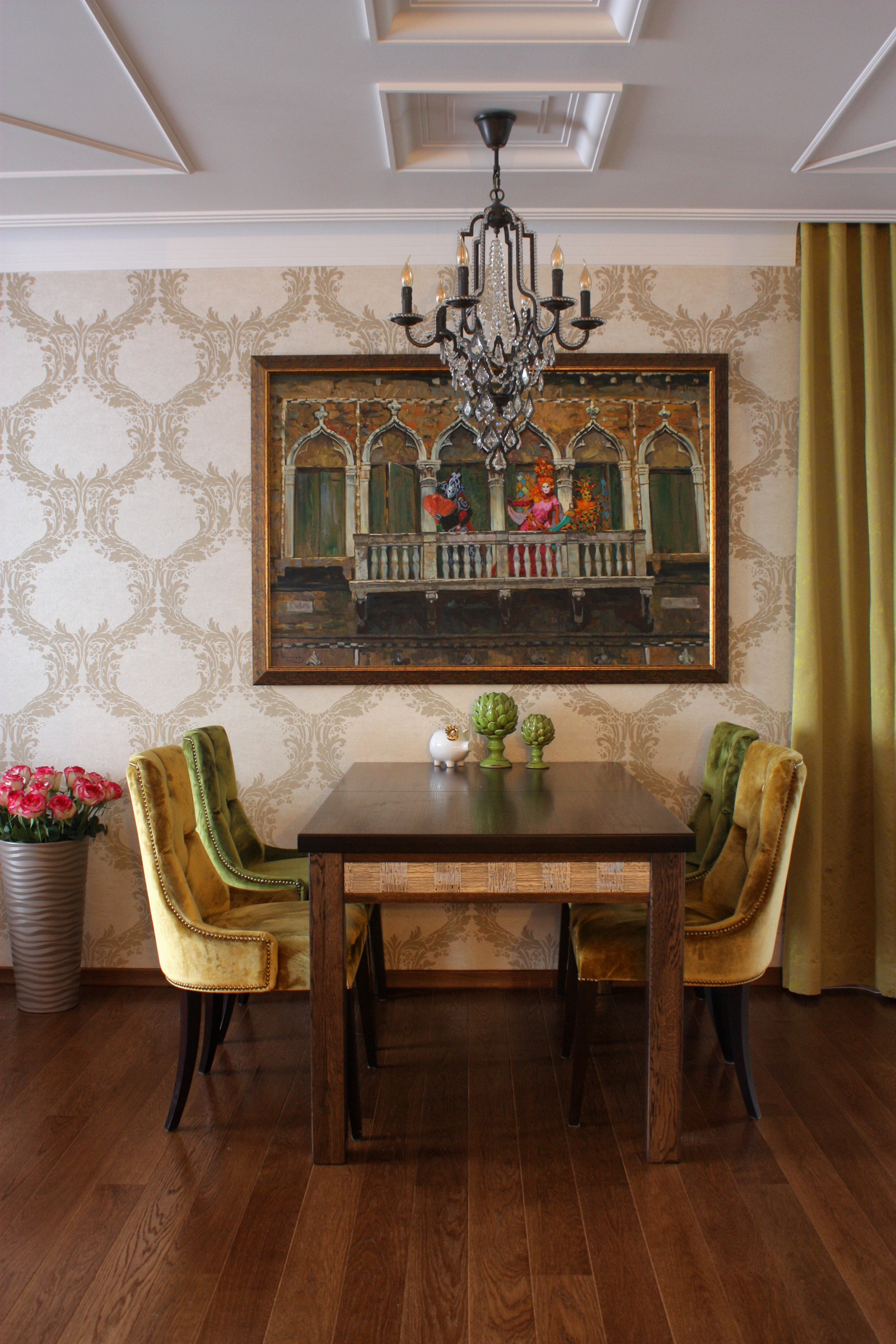 Яркая история.