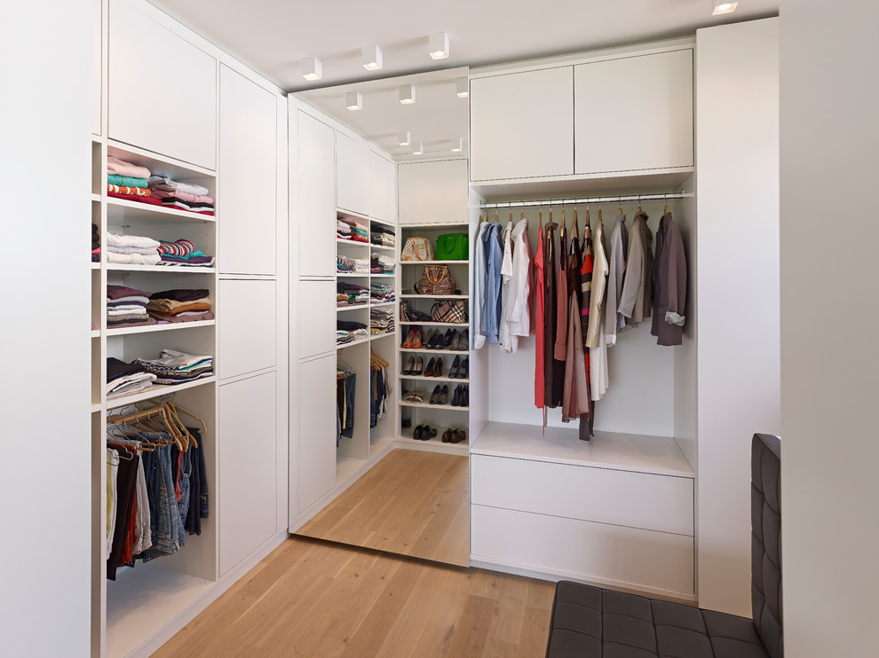 Modernes Ankleidezimmer in Köln