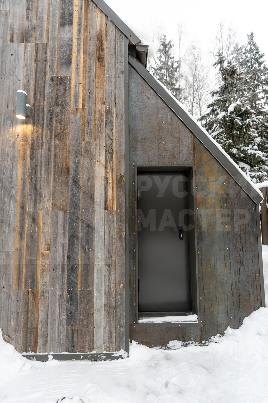 Современная баня в стиле барнхаус с отделкой из амбарной доски и доски Шале