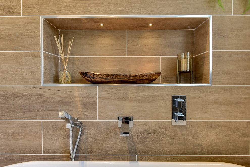 Идея дизайна: большая главная, серо-белая ванная комната: освещение в стиле модернизм с плоскими фасадами, серыми фасадами, отдельно стоящей ванной, открытым душем, унитазом-моноблоком, серой плиткой, керамической плиткой, серыми стенами, полом из керамической плитки, накладной раковиной, стеклянной столешницей, серым полом, открытым душем, белой столешницей, тумбой под одну раковину и подвесной тумбой