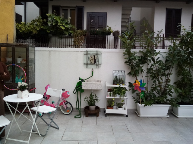 White home contemporary-deck