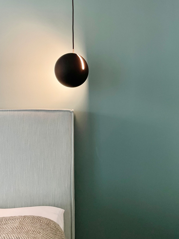 Kleines Modernes Hauptschlafzimmer mit blauer Wandfarbe, hellem Holzboden und braunem Boden in Berlin