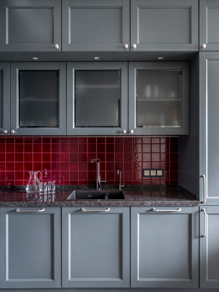 Inspiration for a mid-sized contemporary l-shaped eat-in kitchen in Moscow with recessed-panel cabinets, grey cabinets, quartz benchtops, red splashback, ceramic splashback, porcelain floors, beige floor and grey benchtop.