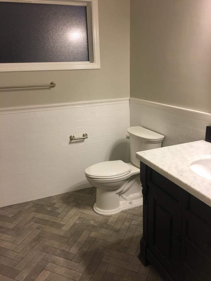 Photo of a mid-sized traditional 3/4 bathroom in Other with black cabinets, a two-piece toilet, white tile, ceramic tile, porcelain floors, an undermount sink, marble benchtops and a shower curtain.