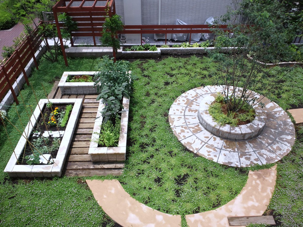 Design ideas for an asian full sun garden in Tokyo with a vegetable garden.