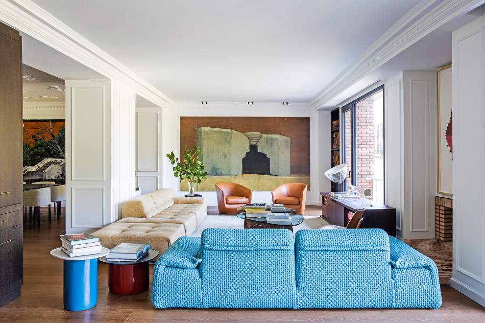 Esempio di un soggiorno minimal chiuso con pareti bianche, pavimento in legno massello medio e pavimento marrone