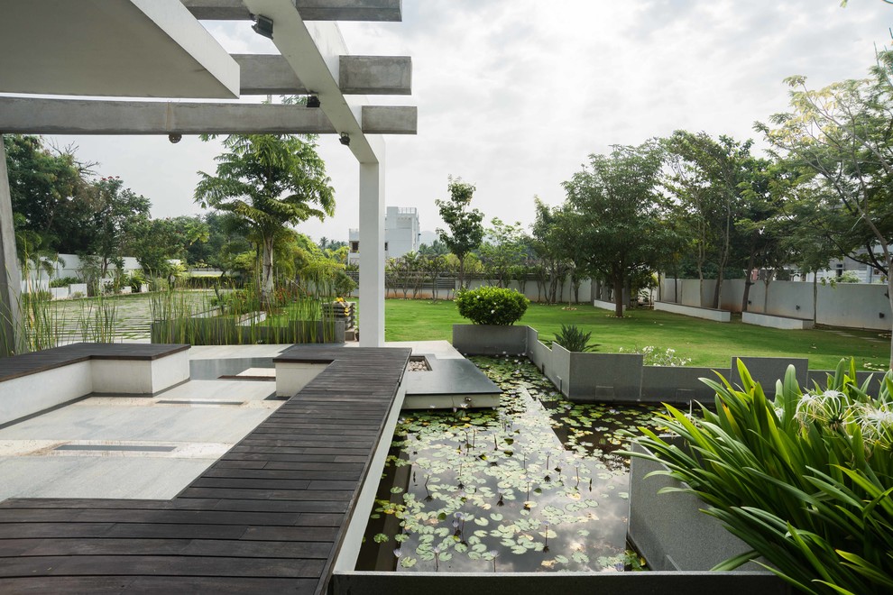 Photo of a contemporary garden in Bengaluru with with pond.