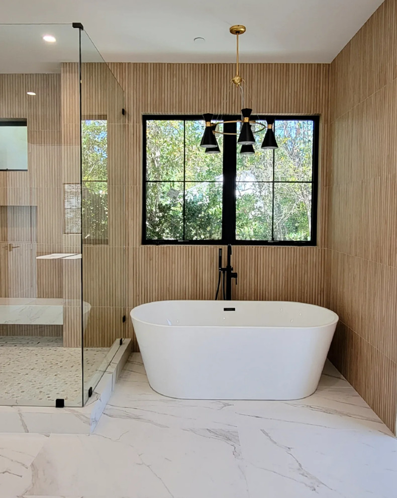 На фото: большая главная ванная комната в стиле модернизм с отдельно стоящей ванной, угловым душем, коричневой плиткой, плиткой под дерево и душем с распашными дверями