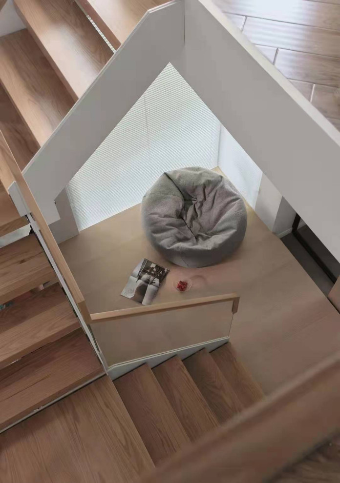 Идея дизайна: п-образная лестница среднего размера в стиле модернизм с деревянными ступенями, стеклянными перилами и панелями на части стены без подступенок