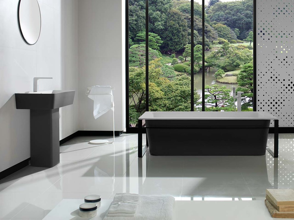 Пример оригинального дизайна: ванная комната в современном стиле с отдельно стоящей ванной и белыми стенами
