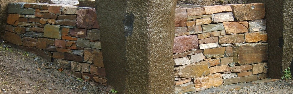Inspiration for a small rustic landscaping.