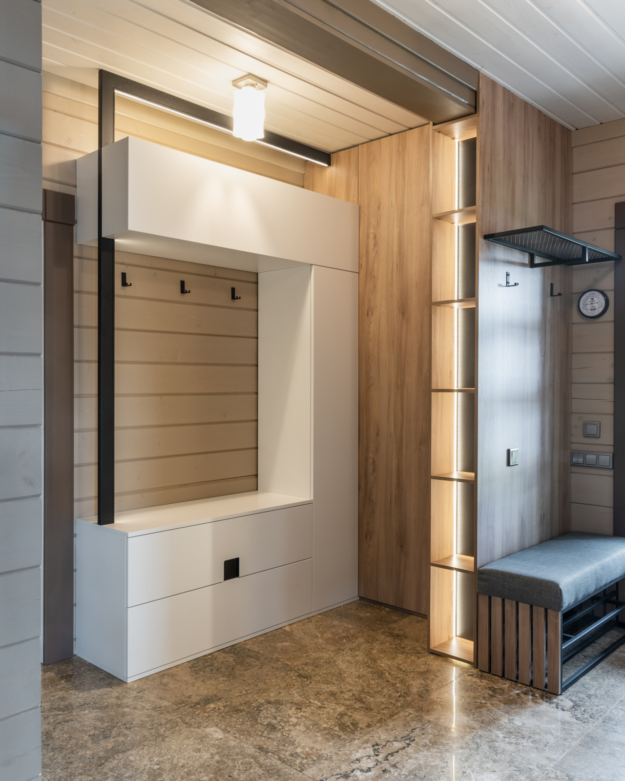 Стеллажи, открытые шкафы, полки с подветкой