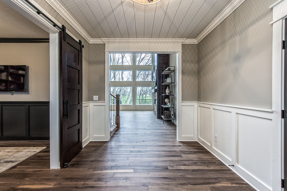 Example of a mountain style home design design in Columbus