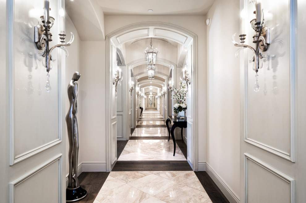 Foto di un ampio ingresso o corridoio minimalista con pareti bianche, pavimento in marmo, pavimento bianco, soffitto a cassettoni e pannellatura