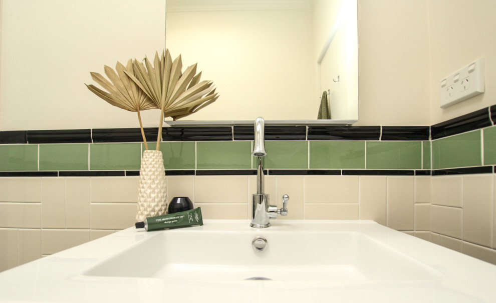 Exempel på ett litet klassiskt vit vitt badrum med dusch, med svarta skåp, en hörndusch, en toalettstol med separat cisternkåpa, flerfärgad kakel, beige väggar, ett integrerad handfat och dusch med skjutdörr